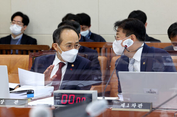 지난 1일 국회에서 열린 기획재정위원회 전체회의에서 추경호 경제부총리 겸 기획재정부 장관(왼쪽)과 방기선 기재위 1차관이 대화하고 있다. 연합뉴스