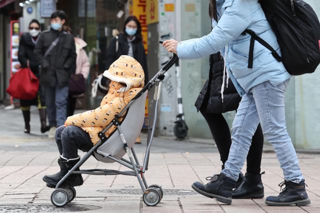 영하의 추위를 보인 4일 서울 명동 거리에서 두꺼운 옷을 입은 시민들이 유모차를 밀며 걸어가고 있다. 연합뉴스