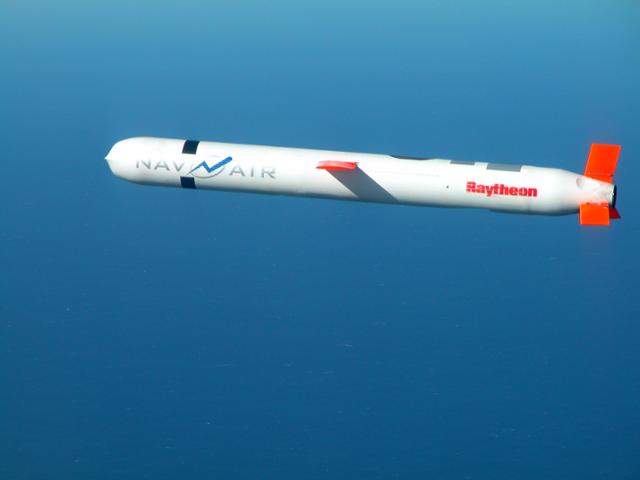 미국의 장거리 순항미사일 '토마호크'가 지난 2002년 시험 비행하는 모습. 미 해군 제공