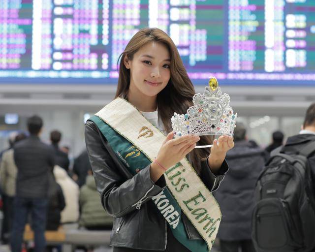 '미스 어스 2022' 우승자 최미나수가 인천국제공항을 통해 입국했다. 글로벌이앤비 제공
