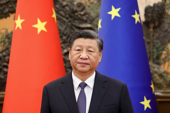 시진핑 중국 국가주석이 1일(현지시간) 베이징 인민대회당에서 샤를 미셸 유럽연합(EU) 이사회 상임의장과 회담하고 있다. EU는 지난달 24일 보도자료에서 "EU와 중국 지도부는 글로벌 도전 과제는 물론 공동관심사에 대해 논의할 것"이라고 밝혔다. [연합]