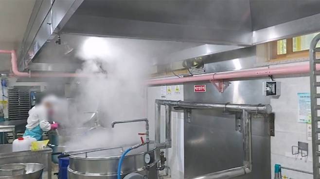 경기도의 한 학교 급실조리실 내부 모습. 환기시설이 고장나 조리실에 요리 매연이 가득하다. 학비노조 제공