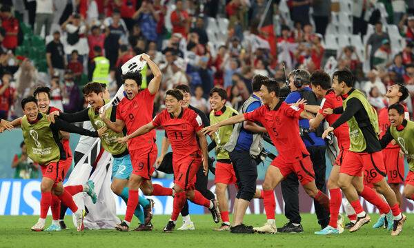 2일(현지시간) 카타르 알라이얀 에듀케이션 시티 스타디움에서 열린 2022 카타르 월드컵 H조 최종 3차전 대한민국과 포르투갈의 경기, 2대 1로 승리하며 16강 진출을 확정지은 대한민국 선수들이 기뻐하고 있다. 알라이얀(카타르)=뉴시스