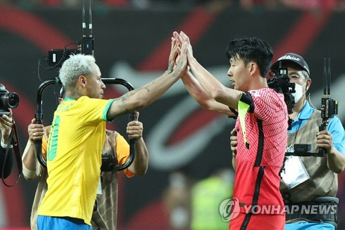 지난 6월 국내에서 치러진 한국과 브라질의 평가전에 앞서 손뼉을 마주 친 네이마르와 손흥민.연합뉴스 자료사진