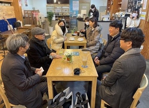 인천관광공사 임직원들이 용현시장 상인들과 대화를 나누고 있다. 사진제공 | 인천관광공사