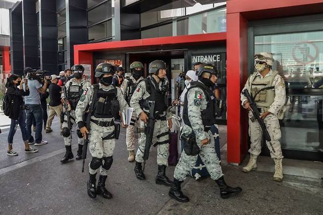 멕시코 육군과 주 방위권 대원들이 폭력 범죄 단속에 나서고 있다. [이미지출처=EPA연합뉴스]