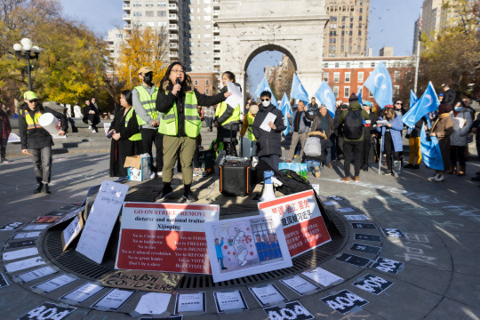 4일(현지시간) 미국 뉴욕에서 중국의 '제로 코로나' 정책에 반대하는 시위가 열리고 있습니다. 로이터 연합뉴스