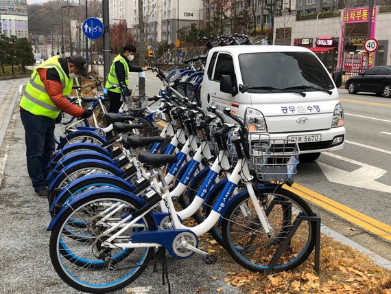 세종시 공공자전거 어울링을 관리하는 공무원들이 어울링 거치소에 자전거를 옮겨놓고 있다. 한국전자통신연구원 제공