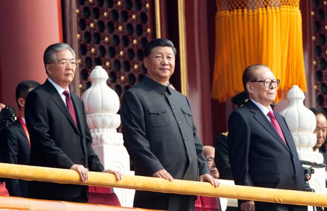 2019년 10월 1일 중국 베이징의 톈안먼 광장에서 열린 건국 70주년 축하행사 당시 후진타오(왼쪽부터) 전 국가주석, 시진핑 국가주석, 장쩌민 전 국가주석. AP 자료사진