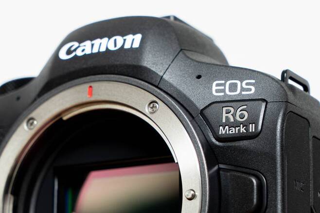 캐논 EOS R6 Mark II는 동체 추적이 포함된 연사 촬영, 4K 60P 연속 촬영이 강점이다. 출처=IT동아