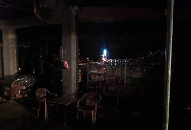 정전으로 모든 전기가 끊긴 베트남 가게의 모습, 출처: 케이파워