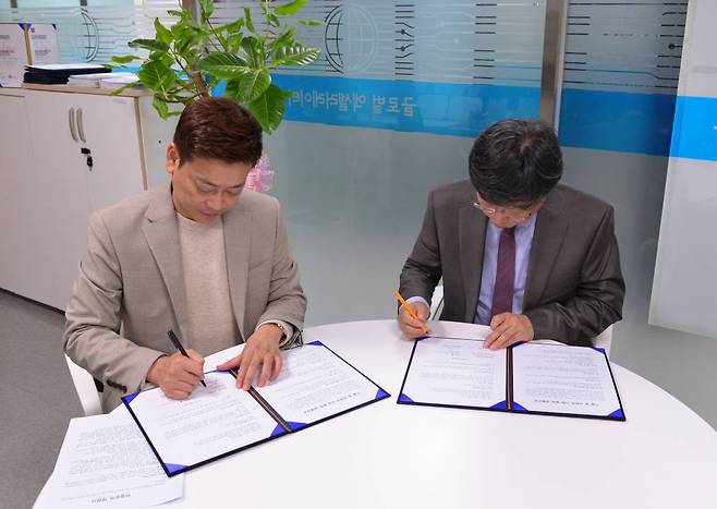 이날 케이파워 김지훈 부사장(좌)과 이노윌 최영종 대표(우)는 기술 및 전략적 사업 협약서를 교환했다, 출처: IT동아