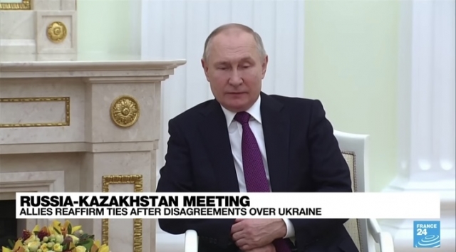 지난달 28일(현지시간) 카심-조마르트 토카예프 카자흐스탄 대통령과 정상회담 중 블라디미르 푸틴 러시아 대통령이 왼손으로 오른손을 잡고 있는 모습. 이날 푸틴 대통령은 다리에 경련을 일으키기도 했다고 더 선은 보도했다. 유로뉴스 갈무리