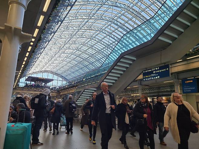 영국 세인트 판크라스역에서 걸어가는 사람들 /사진=박미리 기자