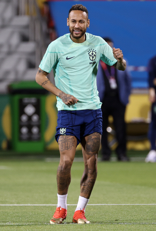 브라질의 네이마르가 5일 오전(한국시간) 카타르 도하의 알아라비 SC 스타디움에서 열린 대표팀 훈련에서 춤을 추고 있다. 뉴시스