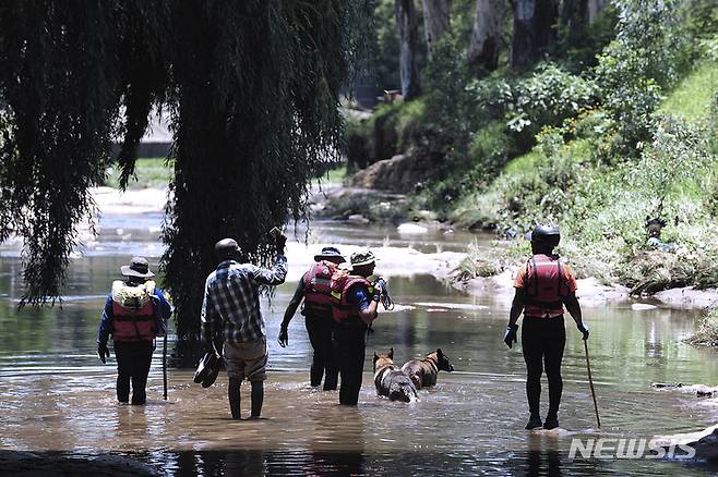 [요하네스버그(남아공)=AP/뉴시스]구조대원들이 4일 남아공 요하네스버그의 육스케이 강을 수색하고 있다. 남아공 요하네스버그의 육스케이 강변의 한 교회 신도들을 휩쓸고 간 급작스런 홍수로 인한 사망자 수가 14명으로 증가했다고 남아공 관리들이 5일 확인했다. 2022.12.5
