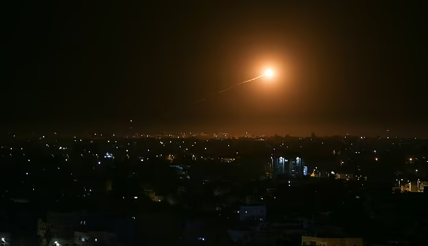 현지시간으로 3일, 팔레스타인 가자지구에서 이스라엘 방향으로 발사된 로켓포. 로이터 연합뉴스