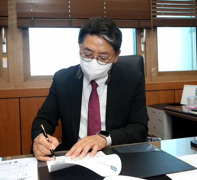 홍태용 김해시장은 7월1일 취임 후 '김해시 투자유치자문단 구성·운영계획'을 결재하고 있다. ⓒ김해시