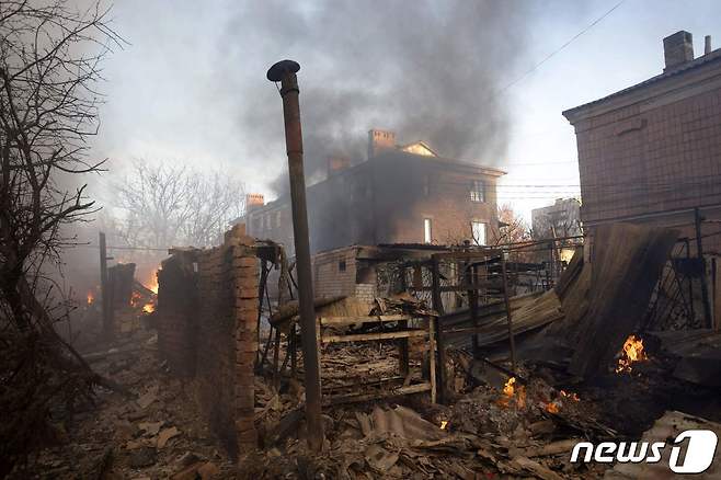 4일(현지시간) 우크라이나 도네츠크의 바크무트에서 러시아 군의 포격을 받아 건물이 불에 타고 있다. ⓒ AFP=뉴스1 ⓒ News1 우동명 기자