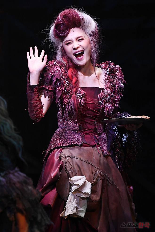 뮤지컬 '스위니토드' 프레스콜에서 열연 중인 전미도. ⓒ이혜영 기자 lhy@hankooki.com