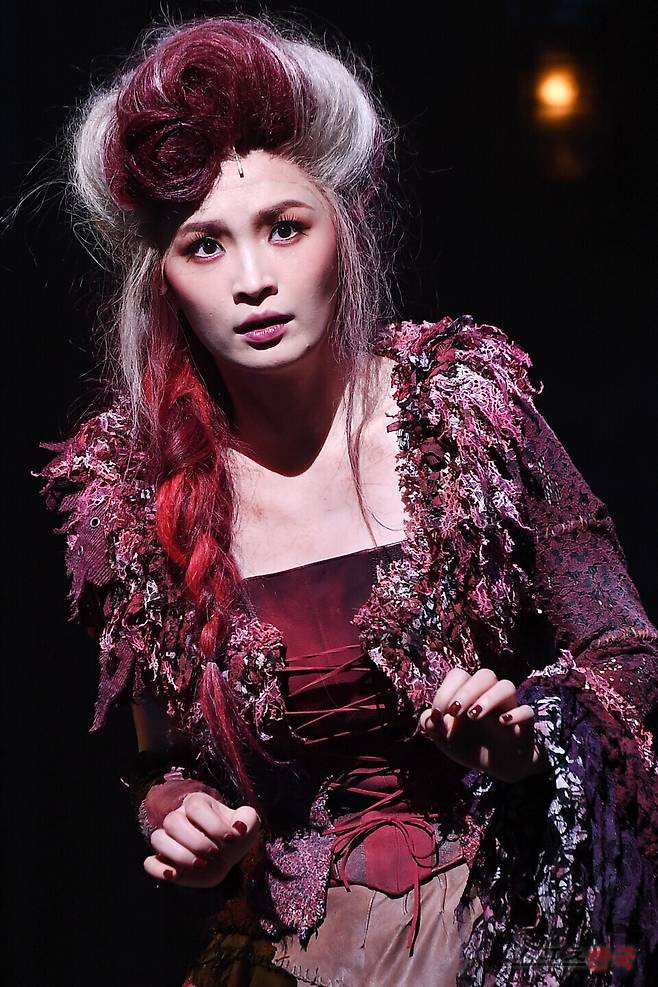 뮤지컬 '스위니토드' 프레스콜에서 열연 중인 전미도. ⓒ이혜영 기자 lhy@hankooki.com