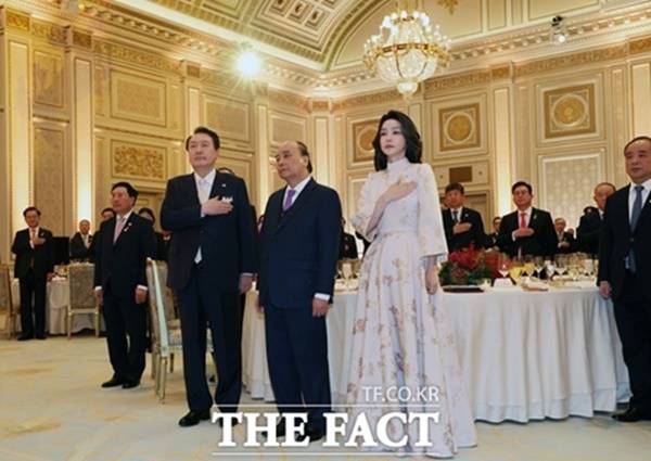 석열 대통령과 부인 김건희 여사가 5일 저녁 청와대 영빈관에서 열린 응우옌 쑤언 푹 베트남 국가주석(가운데) 방한 국빈 만찬에서 국기에 대한 경례를 하고 있다. /뉴시스