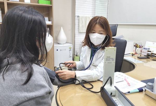 병원에서 측정한 혈압이 정상 또는 비정상적 수치라도 집에서 아침 저녁으로 일정하게 측정해 자신의 평균 혈압을 알고 대처하는 것이 필요하다. 김용기내과의원 김정미(내과 전문의) 과장이 진료실에서 환자의 혈압을 재고 있다.