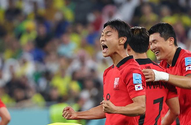 6일(한국시간) 카타르 도하 974스타디움에서 열린 2022 카타르 월드컵 16강전 대한민국과 브라질의 경기. 후반 백승호가 골을 넣은 뒤 포효하고 있다. 연합뉴스