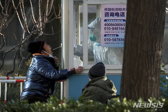 [베이징=AP/뉴시스] 5일 중국 베이징의 한 코로나19 검사소에서 한 주민이 검사를 받고 있다. 2022.12.06