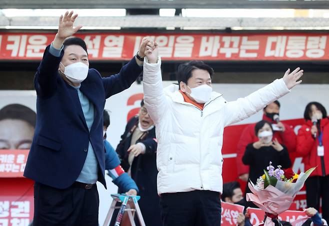윤석열 국민의힘 후보가 3월5일 경기 이천시에서 안철수 국민의당 대표와 함께 공동유세를 하고 있다. ⓒ연합뉴스