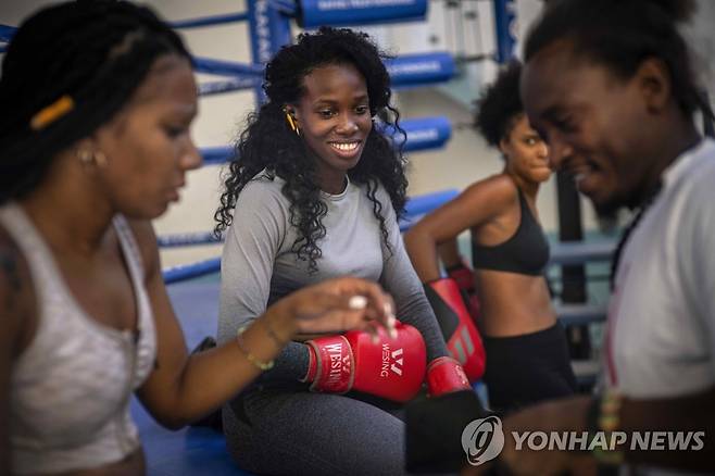 여자 복싱 대회 출전 허가 소식에 활짝 웃고 있는 쿠바 여자 복싱 선수 [AP=연합뉴스]