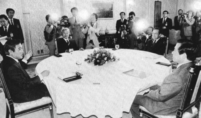 노태우 전 대통령(사진 맨 왼쪽)과 야 3당 총재들이 1988년 5월 28일 청와대에서 4시간에 걸쳐 회담을 진행했다. (사진=네이버 뉴스 라이브러리)