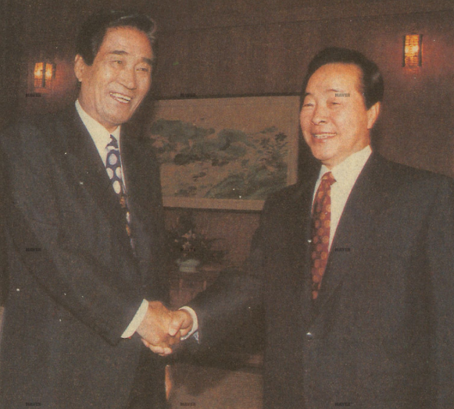 김영삼 전 대통령과 이기택 당시 민주당 대표가 1993년 6월 15일 청와대에서 조찬을 겸한 영수회담을 가졌다. (사진=네이버 뉴스 라이브러리)