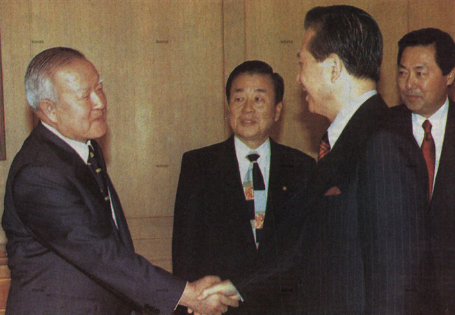 김대중 전 대통령과 조순 한나라당 총재가 1998년 2월 27일 청와대에서 단독회담을 가졌다. (사진=네이버 뉴스 라이브러리)