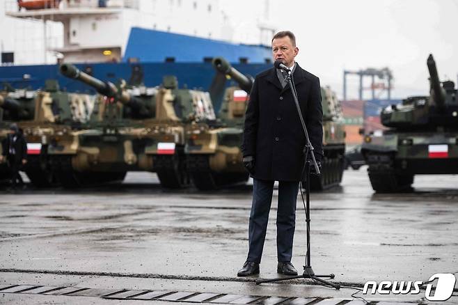 마리우시 블라슈차크 폴란드 국방장관이 6일(현지시간) 그디니아의 해군기지에 인도된 '한국산 명품무기' K-2 전차와 K-9 자주포의 첫 수출 물량 인수식서 연설을 하고 있다. ⓒ AFP=뉴스1 ⓒ News1 우동명 기자