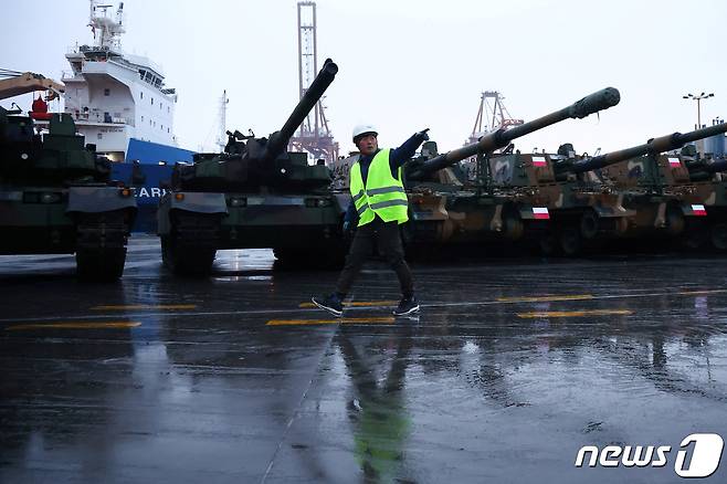 6일(현지시간) 폴란드 그디니아 항구에 한국산 K2 전차와 K9 자주포가 도착했다. ⓒ 로이터=뉴스1 ⓒ News1 권진영 기자
