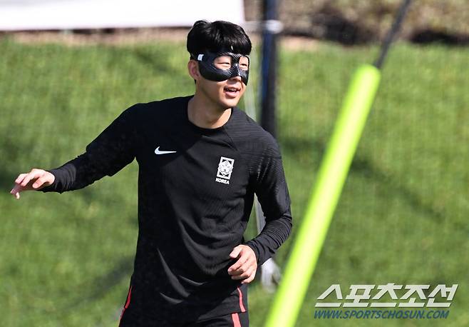 4일 축구국가대표팀 선수들이 카타르 도하 알 에글라 트레이닝센터에서 훈련을 했다. 동료들과 함께 몸을 풀고 있는 손흥민. 도하(카타르)=송정헌 기자songs@sportschosun.com/2022.11.29/