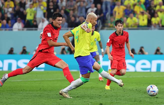 6일(한국시간) 카타르 도하 974 스타디움에서 열린 2022 카타르 월드컵 16강전 대한민국과 브라질의 경기. 브라질 히샤를리송이 팀의 세번째 골을 성공시키고 있다./연합뉴스