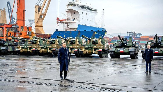안제이 두다 폴란드 대통령이 6일(현지시간) 폴란드 그디니아 해군기지에서 열린 K2 전차와 K9 자주포 초도물량 입하 환영식에서 축하인사를 하고 있다. 사진 폴란드 국방부