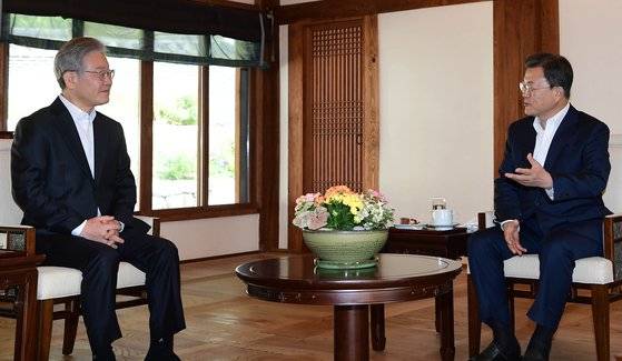 문재인 전 대통령과 이재명 당시 더불어민주당 대통령 후보가 2021년 10월 26일 청와대 상춘재에서 제20대 대통령 후보 초청 차담을 갖고 있다. 연합뉴스