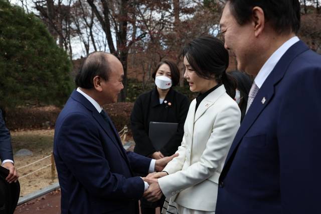 윤석열 대통령과 김건희 여사가 6일 오후 청와대 상춘재에서 응우옌 쑤언 푹 베트남 국가주석과 차담을 한 뒤 헤어지기 앞서 악수하고 있다. 대통령실 제공