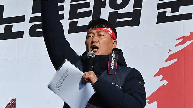 양경수 민주노총 위원장이 6일 경기도 의왕시 내륙컨테이너기지(ICD)인근 도로에서 열린 '전국동시다발 총파업·총력투쟁대회'에서 구호를 외치고 있다. 뉴시스
