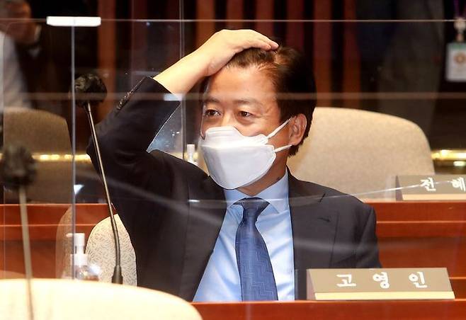 노웅래 더불어민주당 의원이 지난 22일 국회에서 열린 의원총회에 참석해 머리를 만지고 있다. ⓒ데일리안 박항구 기자