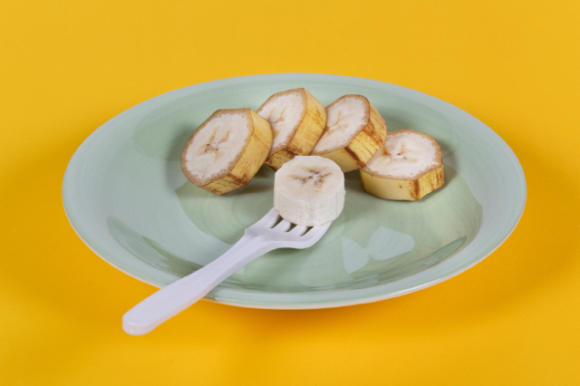 바나나는 100g당 335mg의 칼륨을 함유한 칼륨 급원 식품으로, 나트륨 배출을 돕는다./사진=클립아트코리아