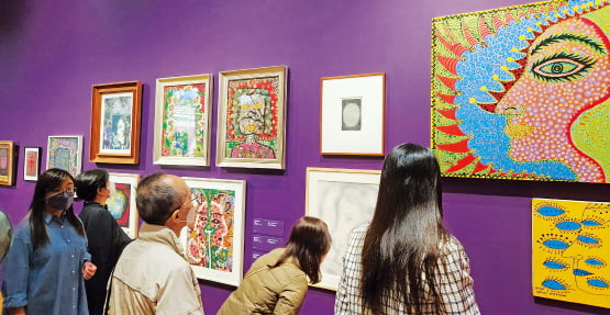 홍콩 M+미술관에서 관람객들이 구사마 야요이의 자화상 작품들을 둘러보고 있다.