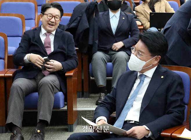 ‘윤핵관’ 권성동 국민의힘 의원(왼쪽)이 8일 국회에서 열린 당 국회상임위원장 후보자 선출 의원총회에서 행정안전위원장 후보자로 단독출마한 장제원 의원과 웃으며 이야기 하고 있다. 박민규 선임기자