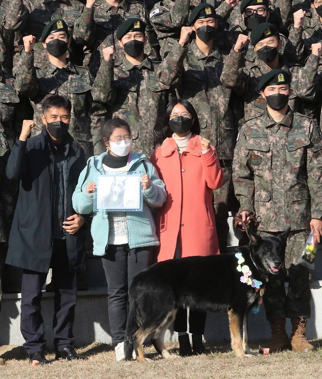 8일 육군 32보병사단에서 군견 ‘달관’이 은퇴식이 달관이의 도움으로 구조된 조은누리양 가족이 참여한 가운데 열렸다. 연합뉴스