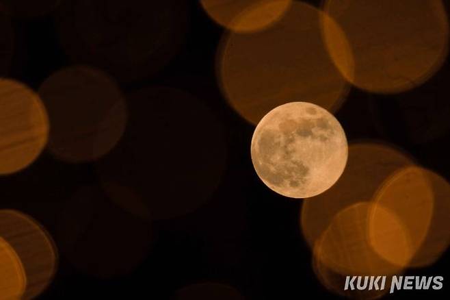 8일 오후 서울 영등포구 여의도 한강공원에서 바라본 하늘 위로 2022년 마지막 보름달이 떠 있다.