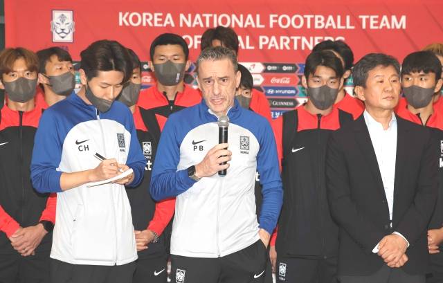 12년 만의 월드컵 16강 진출을 이룬 한국 축구대표팀 파울루 벤투 감독이 7일 오후 인천국제공항을 통해 귀국, 감사 인사를 하고 있다. 연합뉴스