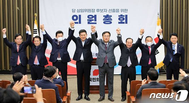 (서울=뉴스1) 구윤성 기자 = 국민의힘 정진석 비상대책위원장과 상임위원장 후보, 당직자들이 8일 오전 서울 여의도 국회에서 열린 국회 상임위원장 후보자 선출 의원총회에서 기념 촬영하고 있다. 왼쪽부터 송언석 원내수석부대표, 성일종 정책위의장, 기재위원장 후보 윤영석 의원, 외통위원장 후보 김태호 의원, 정진석 위원장, 국방위원장 후보 한기호 의원, 정보위원장 후보 박덕흠 의원, 행안위원장 후보 장제원 의원. 2022.12.8/뉴스1 Copyright (C) 뉴스1. All rights reserved. 무단 전재 및 재배포 금지.